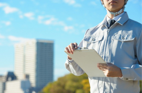 バインダーを持つ男性