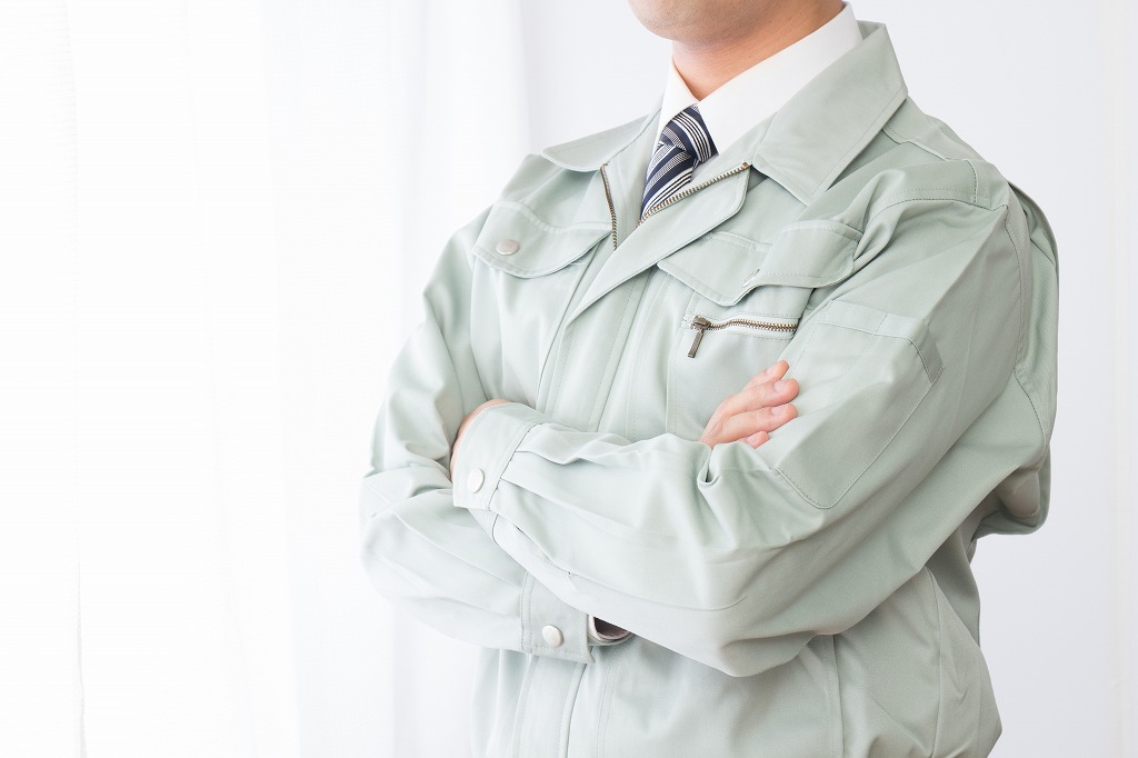 腕組みする男性