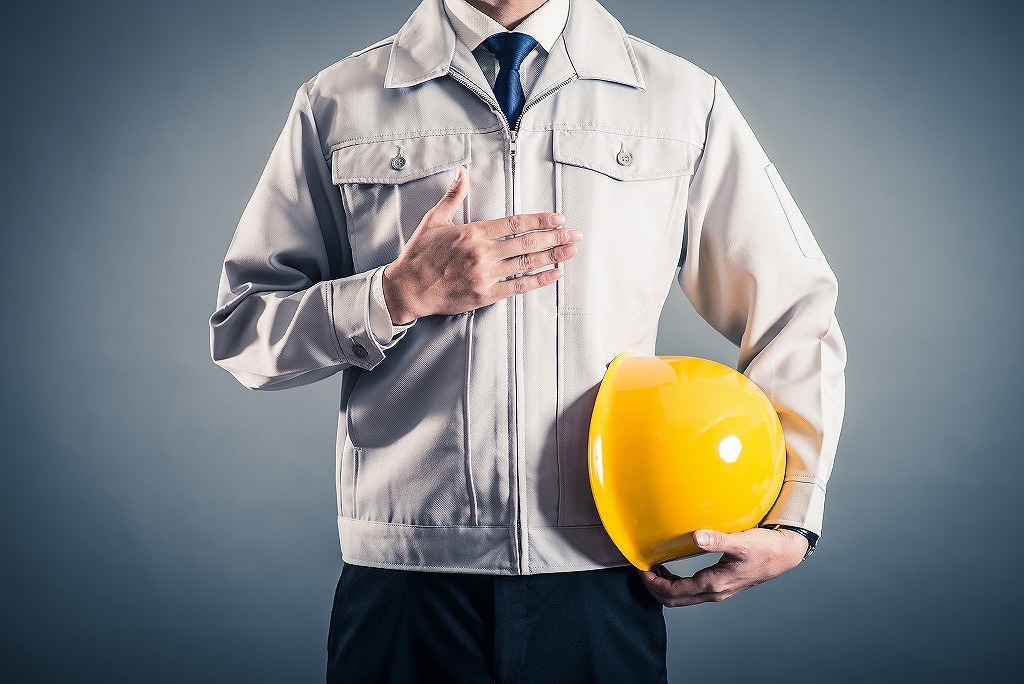 胸に手を当てる男性